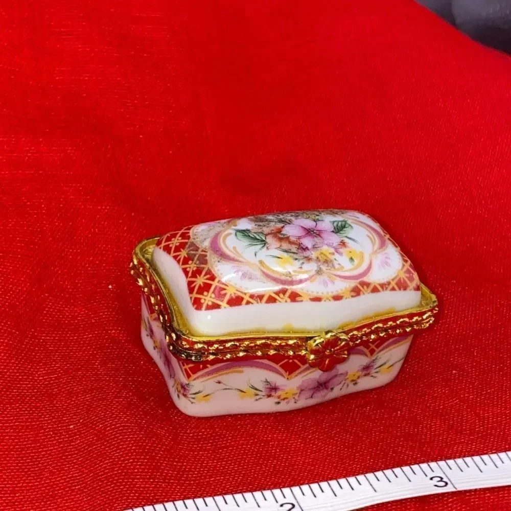 Small rectangle porcelain trinket box with no makers mark